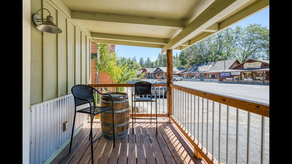#2 Cottage Like Suite With Private Hot Tub House in Bass Lake