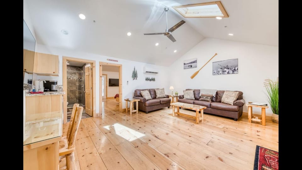 #2 Cottage Like Suite With Private Hot Tub House in Bass Lake