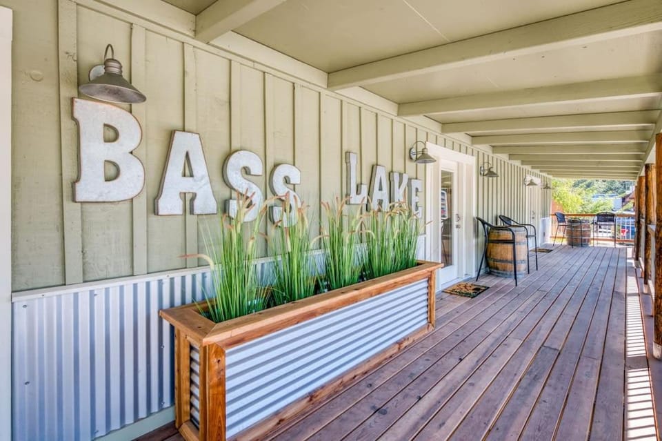 #3 Cottage Like Suite With Private Hot Tub House in Bass Lake