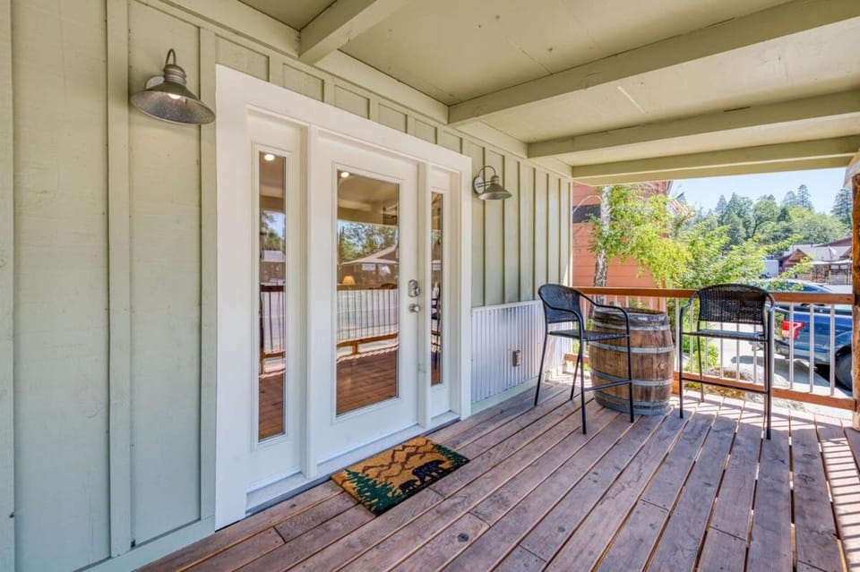 #3 Cottage Like Suite With Private Hot Tub House in Bass Lake