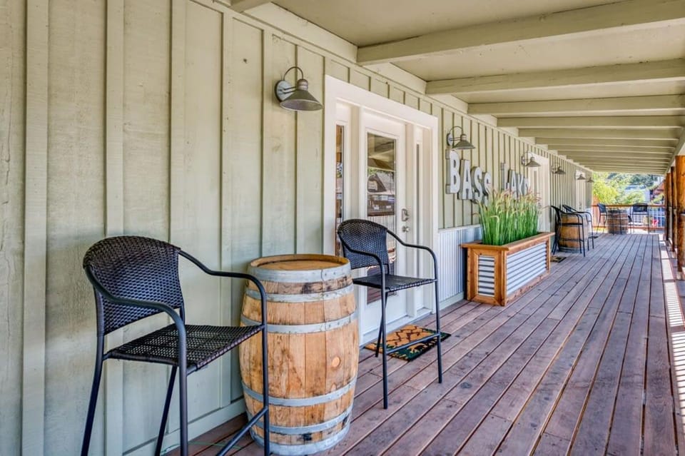 #3 Cottage Like Suite With Private Hot Tub House in Bass Lake
