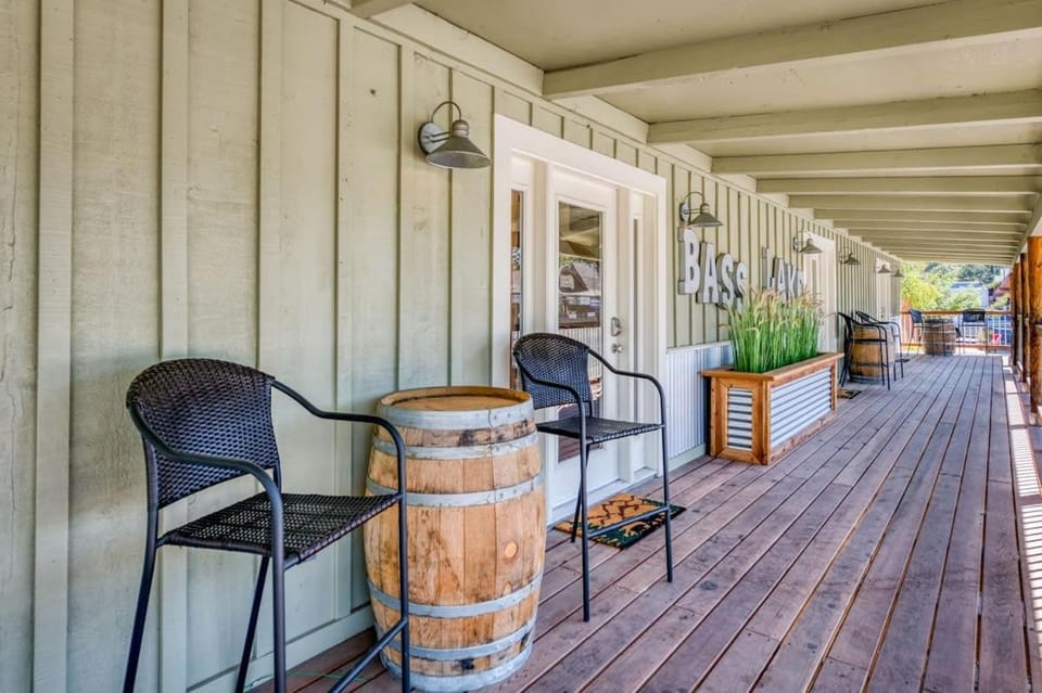 #4 Cottage Like Suite with Private Hot Tub Chalet in Bass Lake
