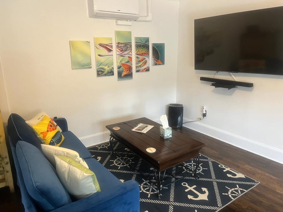 TV and multimedia, Living room, Seating area, Evening entertainment