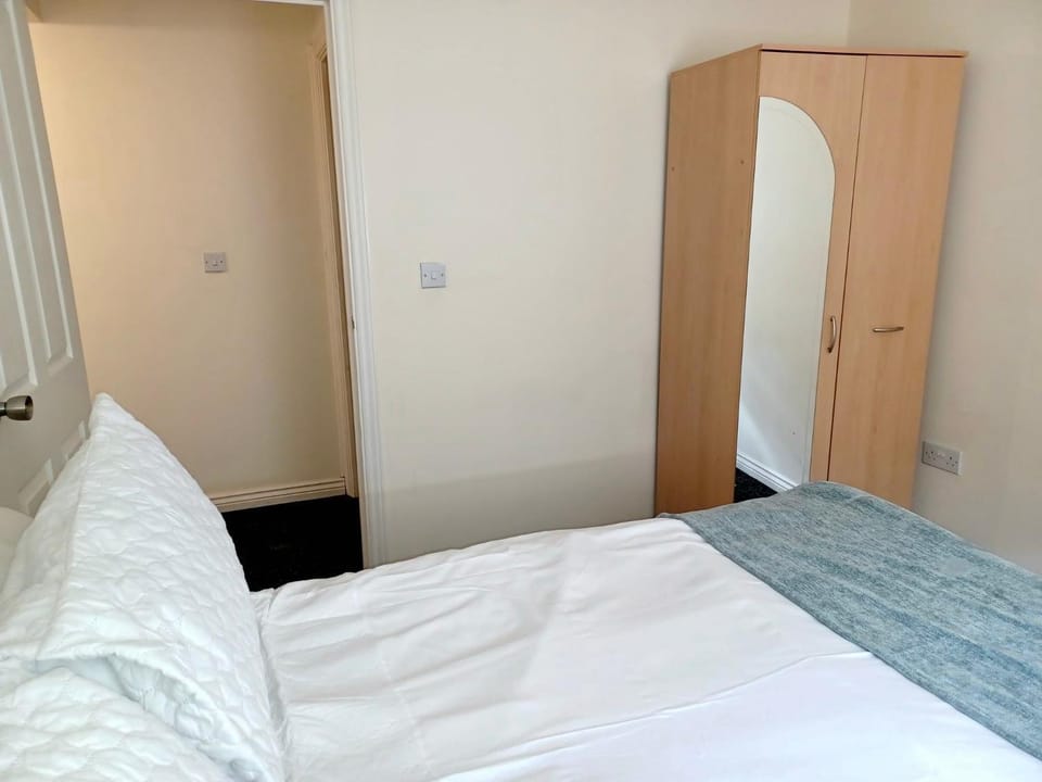 Bed, Photo of the whole room, Bedroom, wardrobe