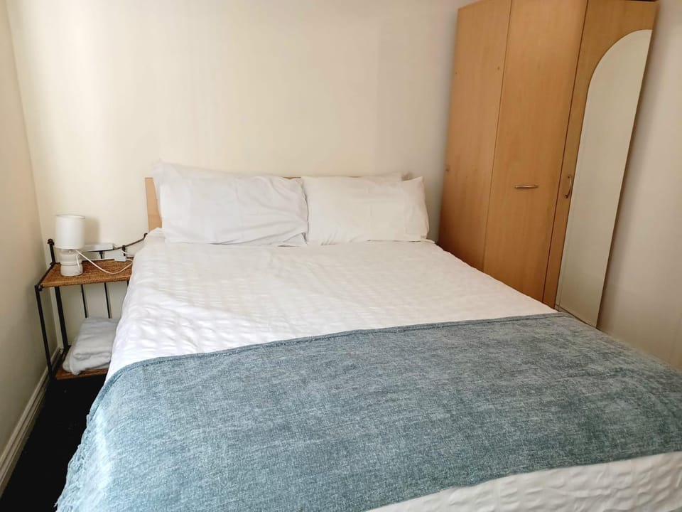 Photo of the whole room, Bedroom, wardrobe