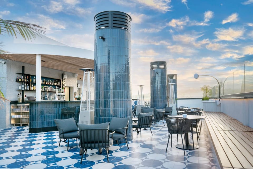 Restaurant/places to eat, Lounge or bar