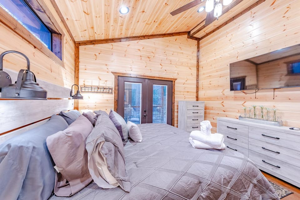 The Luxurious Blue Sky Lodge is EPIC! House in Broken Bow