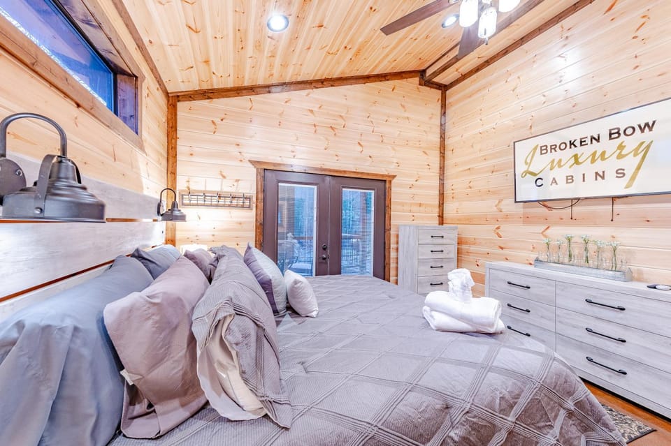 The Luxurious Blue Sky Lodge is EPIC! House in Broken Bow