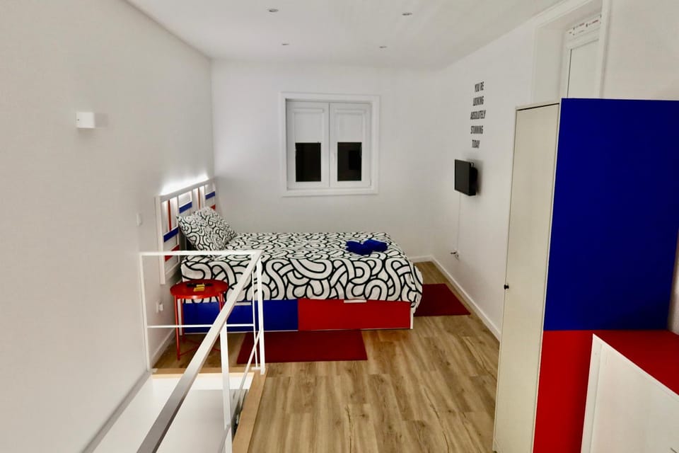 Bed, TV and multimedia, wardrobe