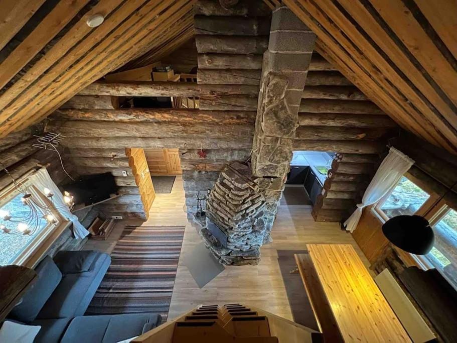 Keloparitalon loma-asunto Ylläs-näkymällä ja paljulla House in Lapland