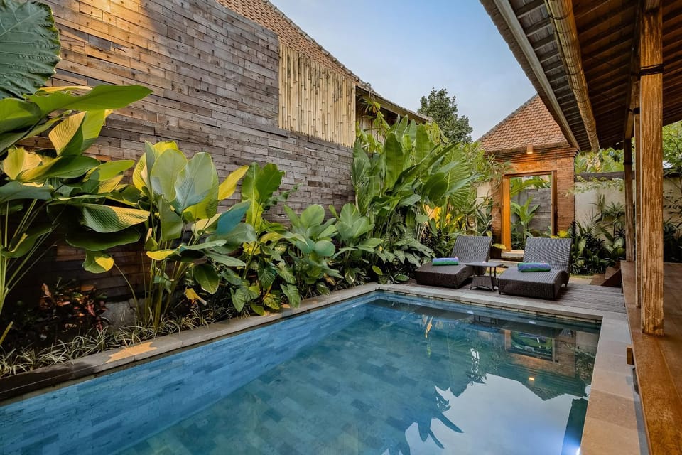 Patio, Garden view, Pool view, Swimming pool, sunbed