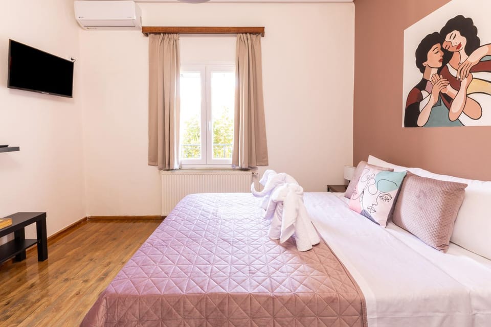 Bed, TV and multimedia, Bedroom, air conditioner