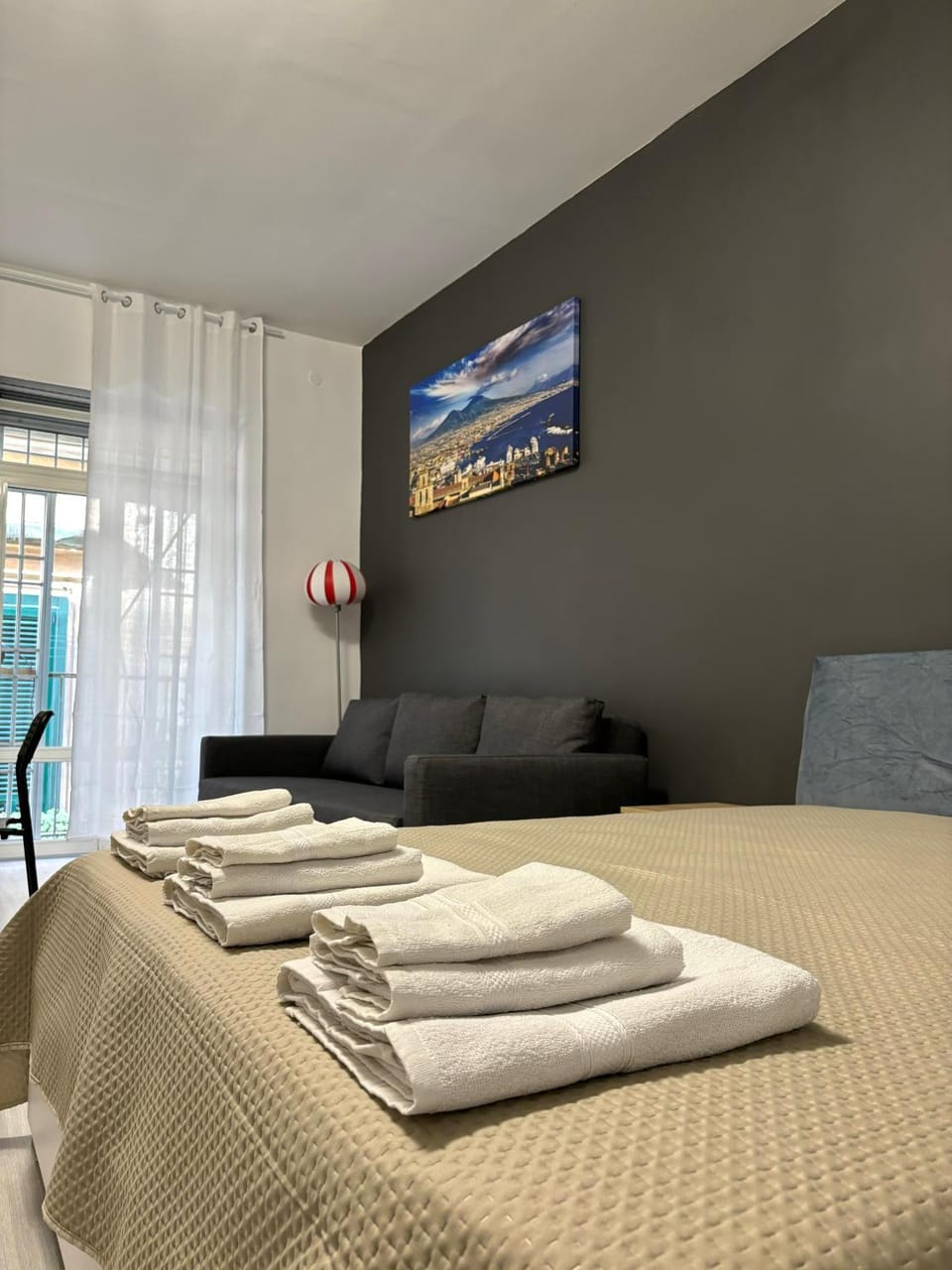 Bed, TV and multimedia, Bedroom, towels