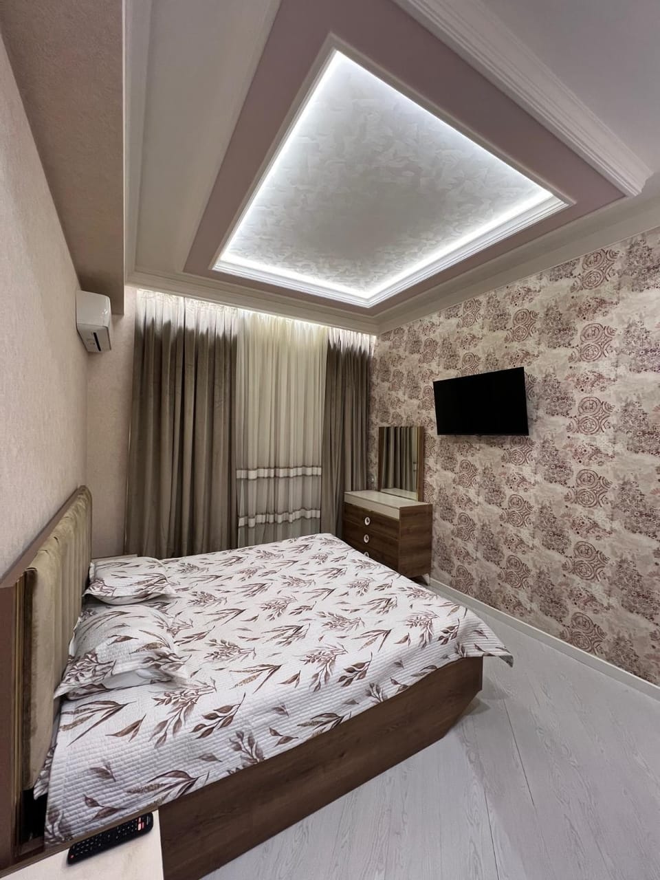 Bed, TV and multimedia, Bedroom