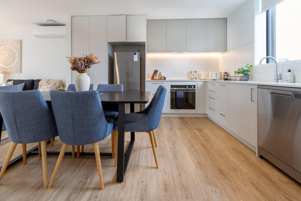 Coffee/tea facilities, Living room, Photo of the whole room, Decorative detail, Dining area, pet friendly, stove, toaster, kitchen, air conditioner