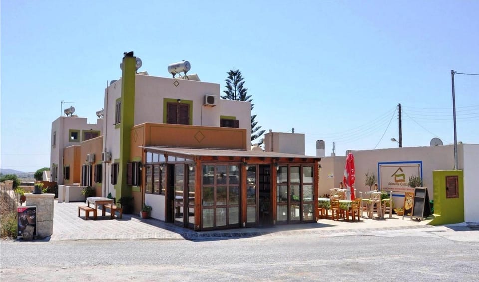 Property building, Facade/entrance, Day