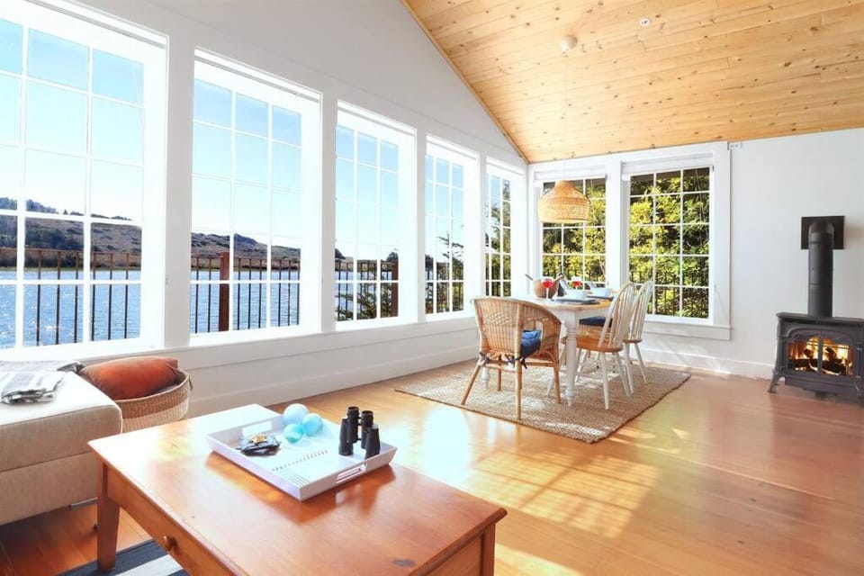 'Erinleigh By The Sea' Waterfront House in Jenner