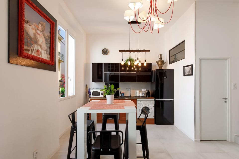 Kitchen or kitchenette, Dining area, minibar, pet friendly