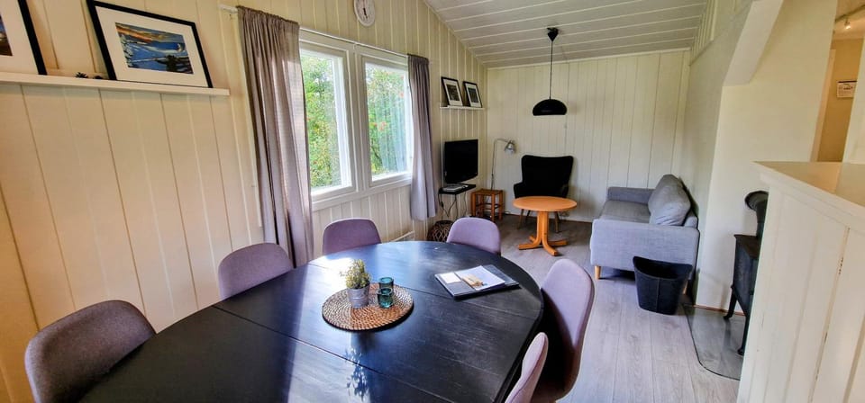 TV and multimedia, Living room, Seating area, Dining area