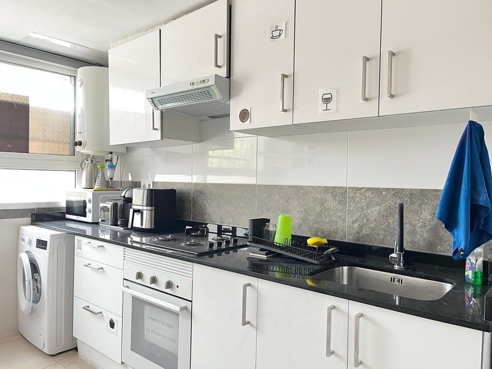 Coffee/tea facilities, microwave, kitchen, air conditioner