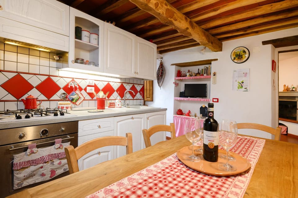 Kitchen or kitchenette, Dining area, pet friendly, stove