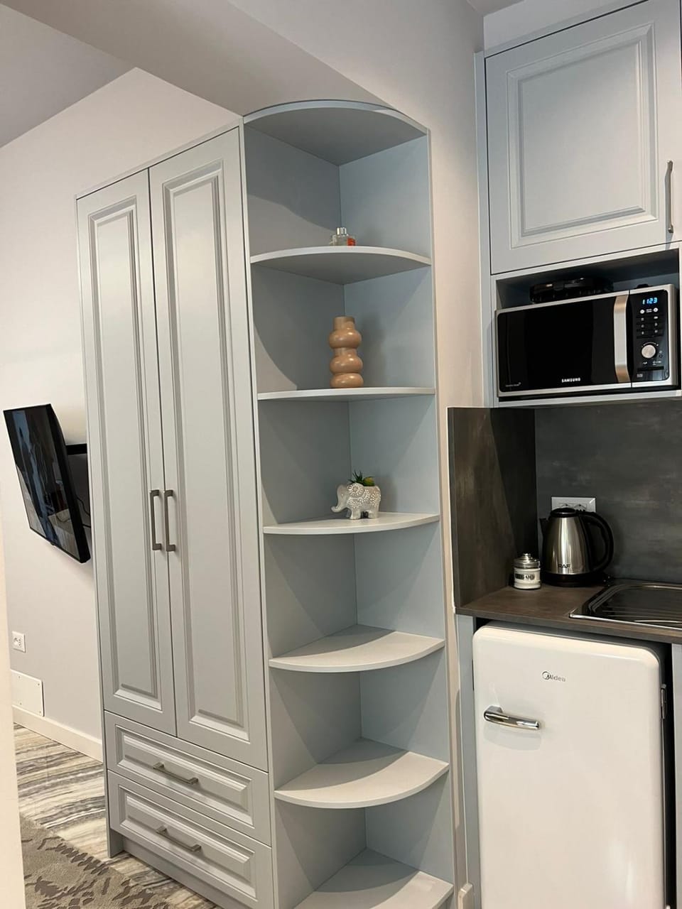 Kitchen or kitchenette