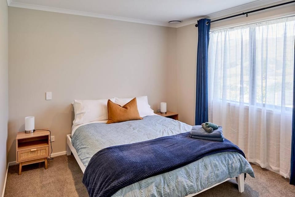 Amazing hill-top retreat, Outdoor Bath 30 mins to Wellington by train or car House in Wellington Region