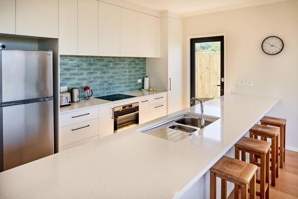Amazing hill-top retreat, Outdoor Bath 30 mins to Wellington by train or car House in Wellington Region