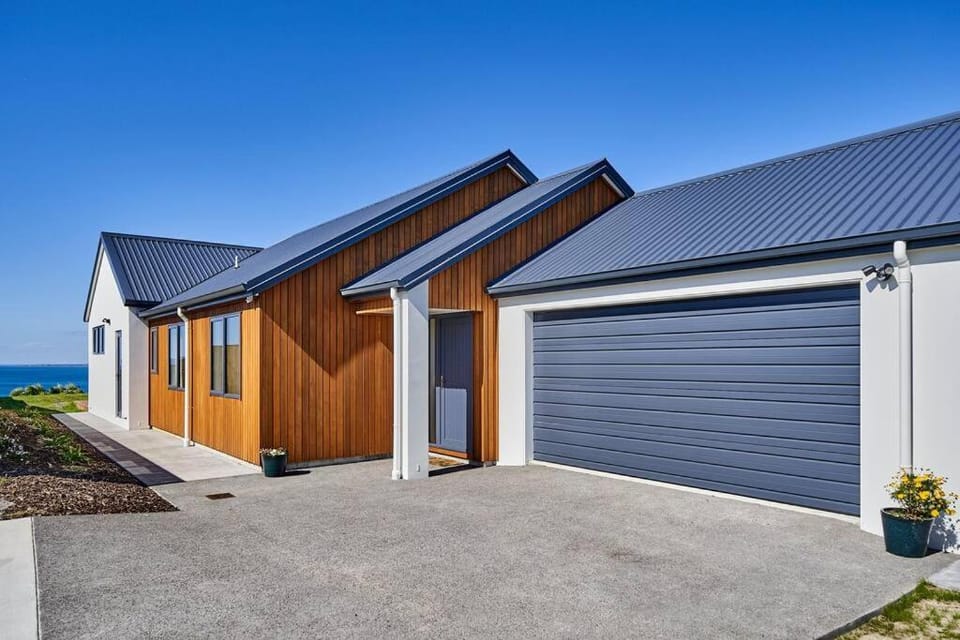 Amazing hill-top retreat, Outdoor Bath 30 mins to Wellington by train or car House in Wellington Region
