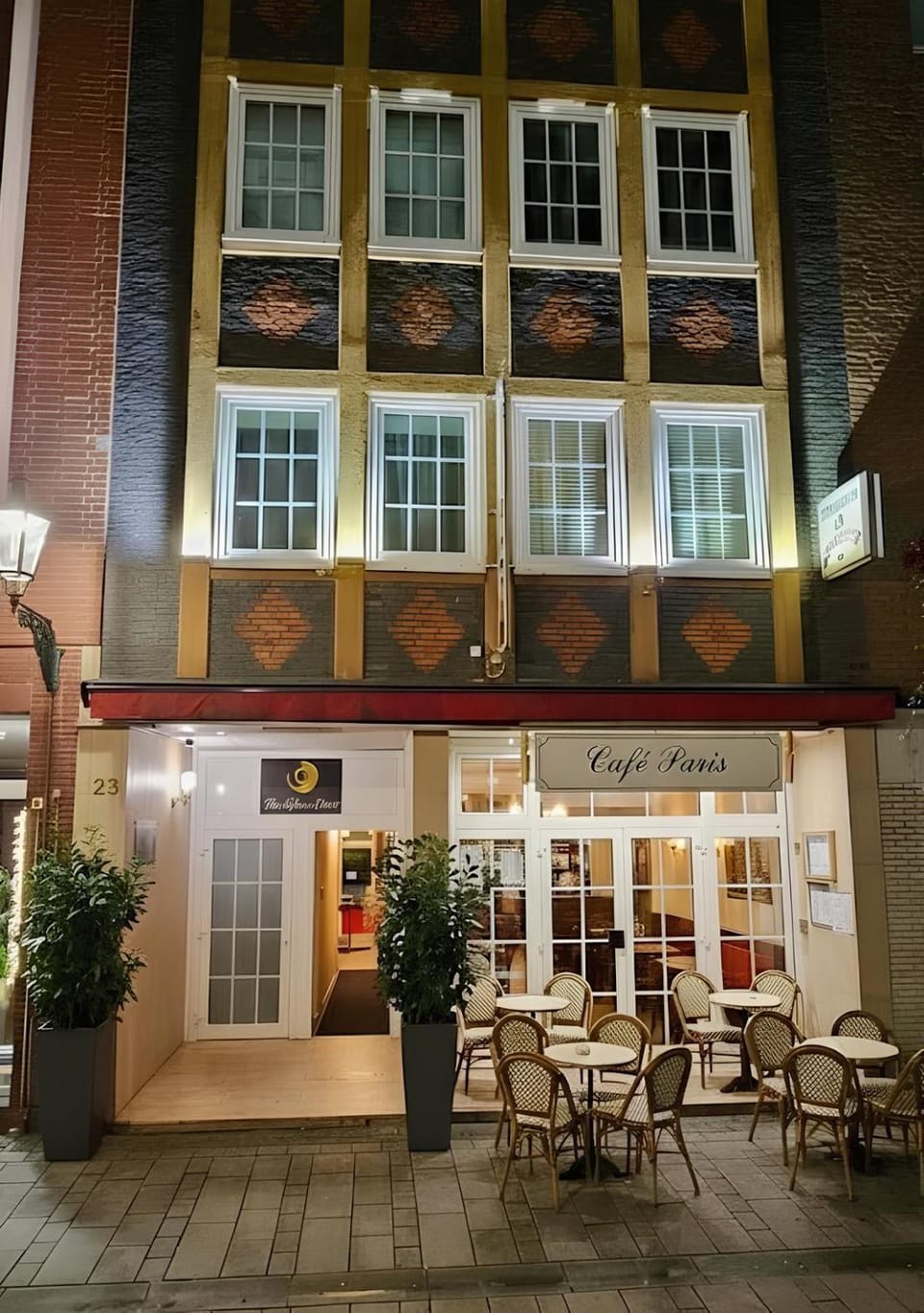 Facade/entrance