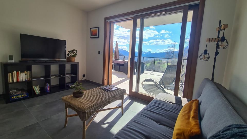 TV and multimedia, View (from property/room), Seating area, Mountain view