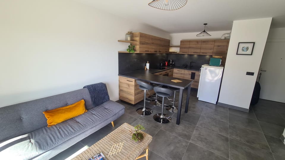 Kitchen or kitchenette, Seating area, Dining area