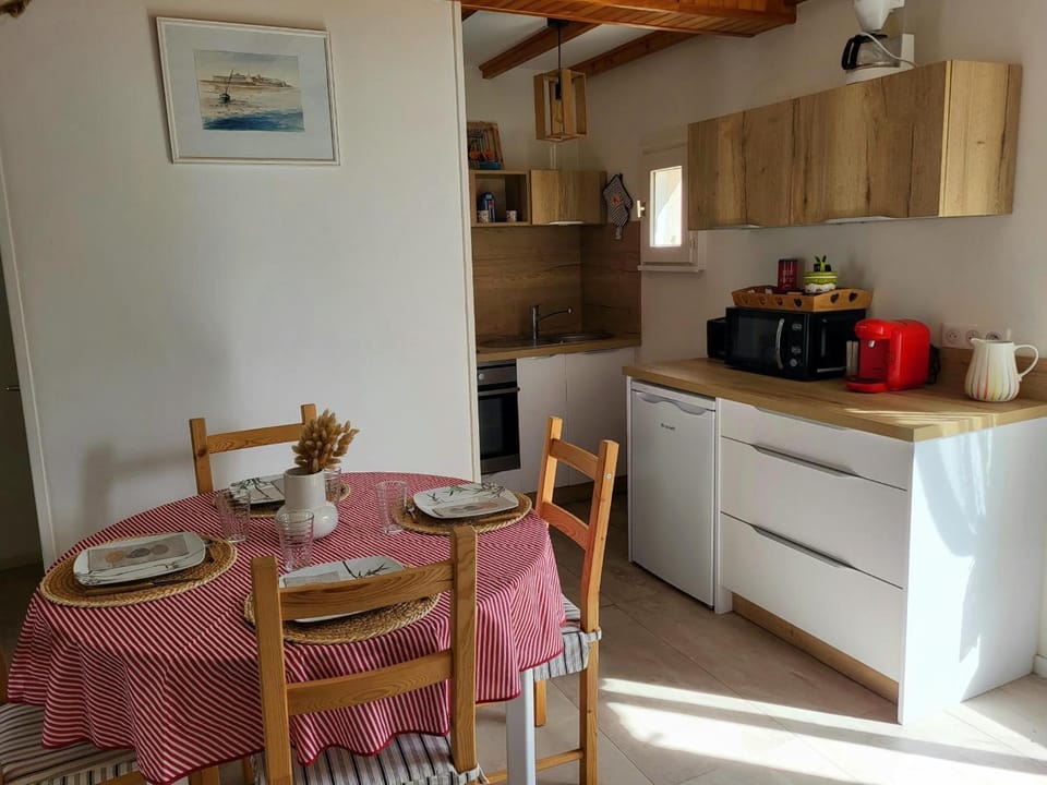 Property building, Kitchen or kitchenette, Living room