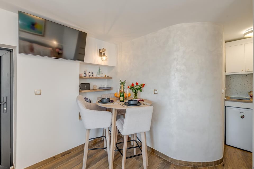 Dining area, minibar, pet friendly
