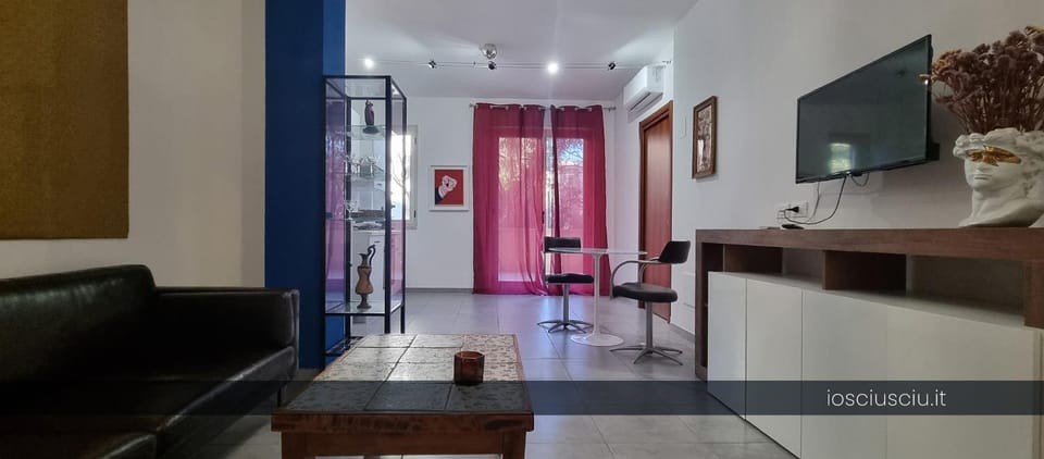 Day, Garden, TV and multimedia, Living room, Seating area, Garden view, Time of day
