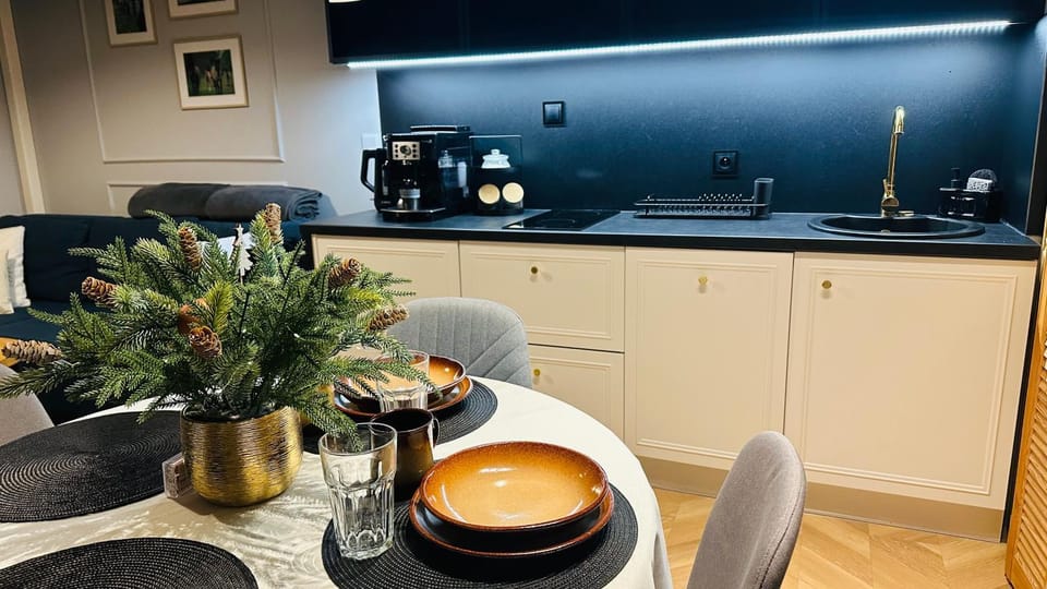 Coffee/tea facilities, Kitchen or kitchenette, Dining area, stove