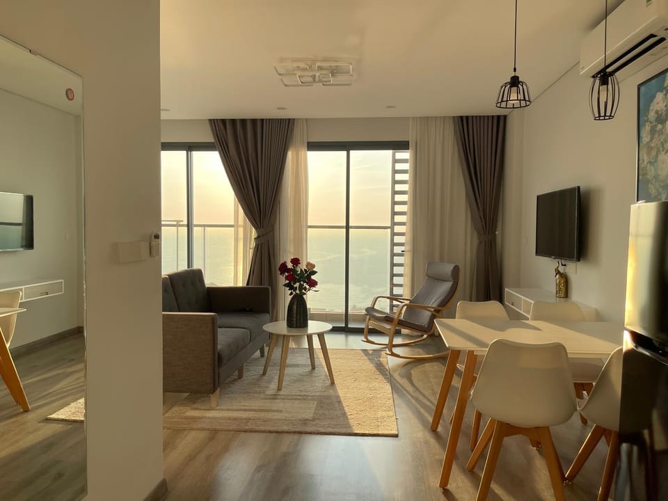 Bed, TV and multimedia, Living room, Photo of the whole room, Seating area, Dining area, Bedroom, air conditioner