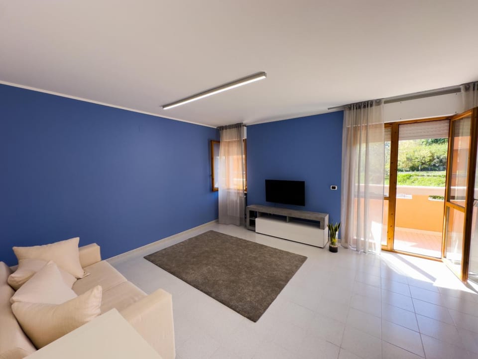 Communal lounge/ TV room, TV and multimedia, Living room, Seating area, Evening entertainment