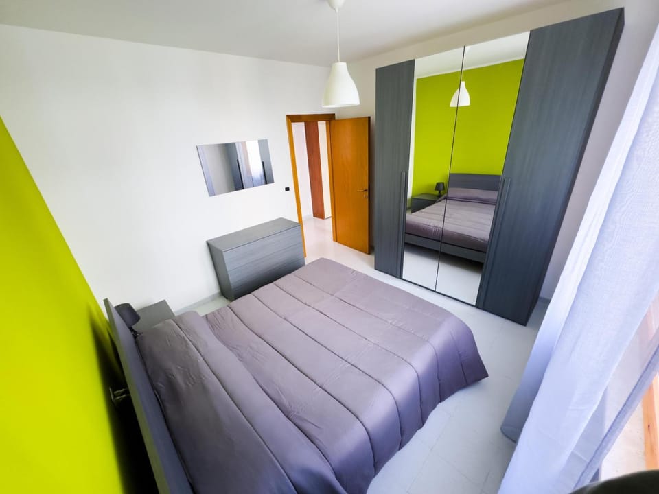 Photo of the whole room, Bedroom, wardrobe