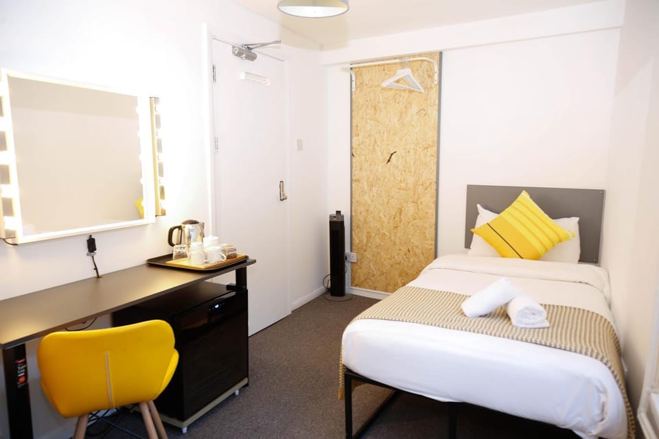 Stylish Rooms 1-Minute Walk to Camden Town Metro, Shops, Cafes, Bars & Restaurants with Shared Bathrooms Vacation rental in London Borough of Islington