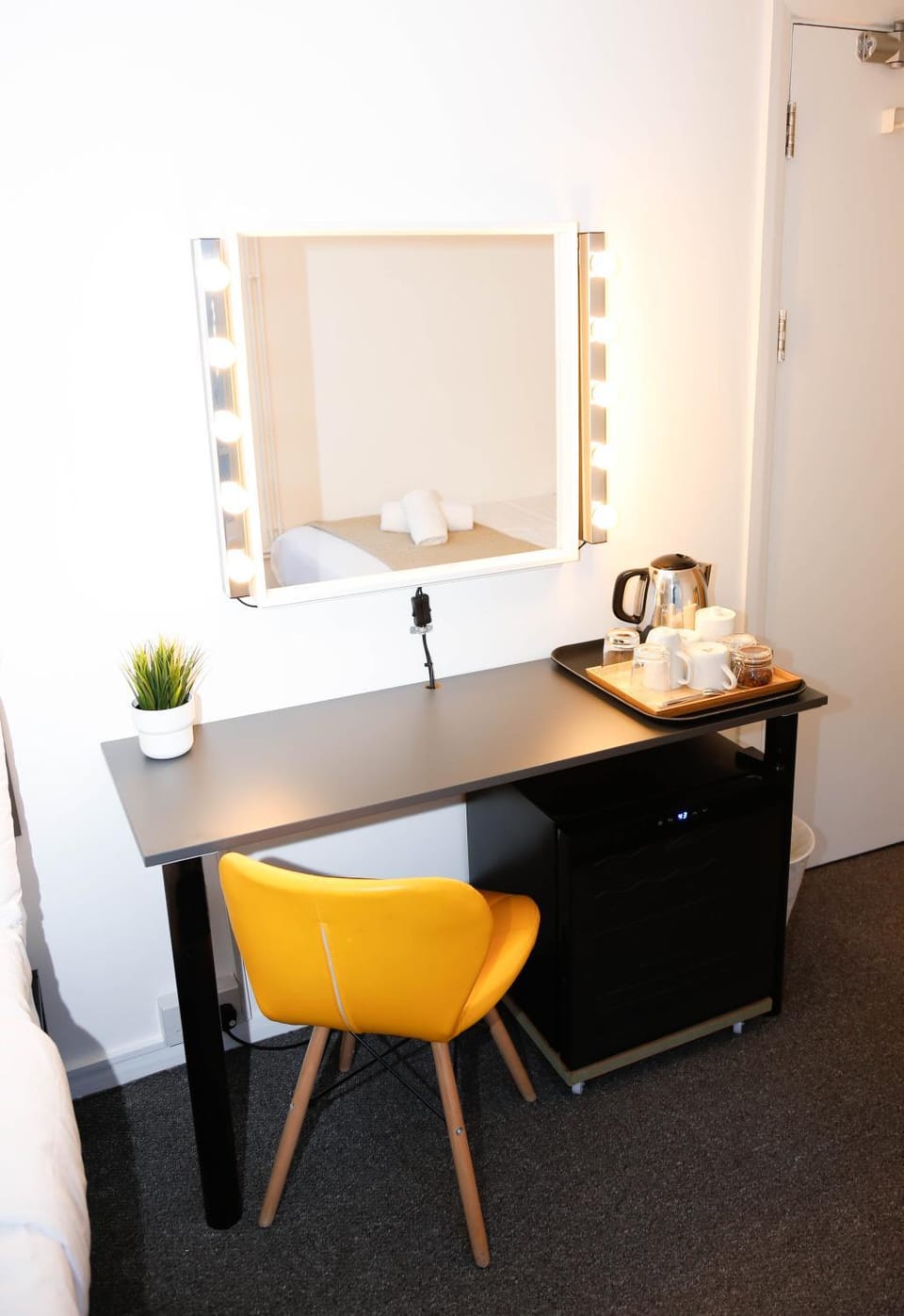 Stylish Rooms 1-Minute Walk to Camden Town Metro, Shops, Cafes, Bars & Restaurants with Shared Bathrooms Vacation rental in London Borough of Islington