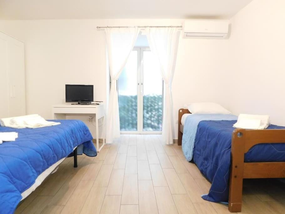 Bed, TV and multimedia, Photo of the whole room, Bedroom, hair dresser, towels, air conditioner