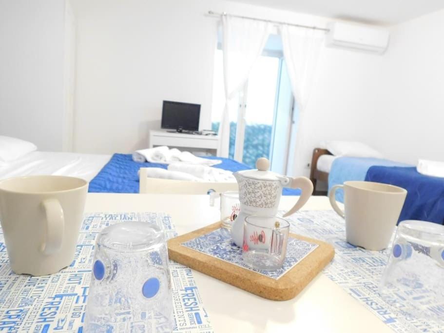 Bed, TV and multimedia, Living room, Photo of the whole room, Seating area, Dining area, Bedroom, air conditioner