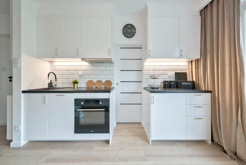 Kitchen or kitchenette, dishwasher, stove