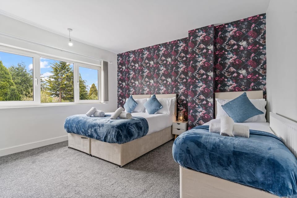 Van Parking - 3 Bedroom Home 4 or 6 Beds - Fantastic House NR Edgbaston Moseley Digbeth Lawley Middleway Curzon Street- Solihull-NEC-JLR-BHX and More - by Samina Arz Stays House in Shirley