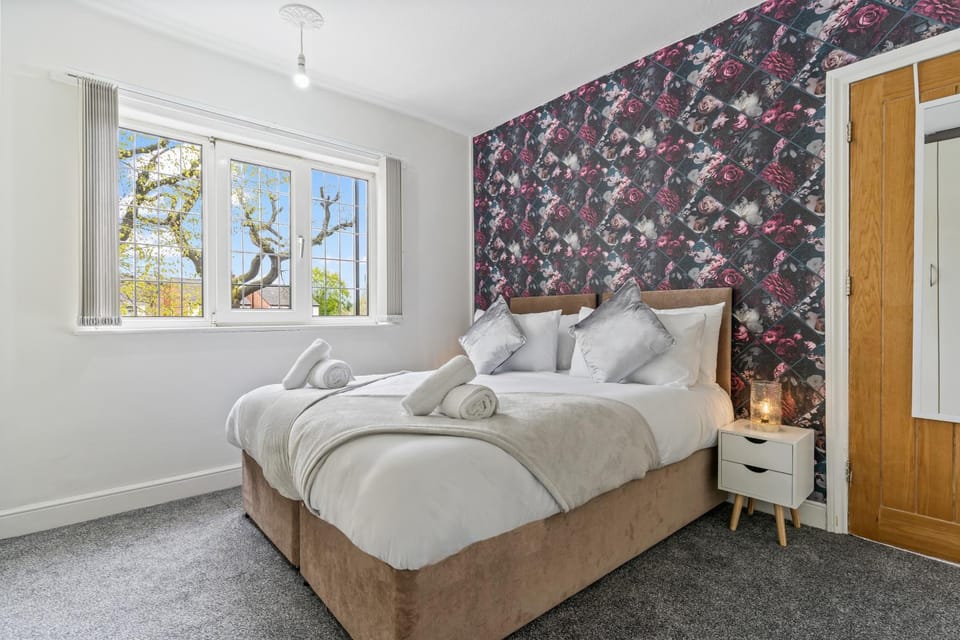 Van Parking - 3 Bedroom Home 4 or 6 Beds - Fantastic House NR Edgbaston Moseley Digbeth Lawley Middleway Curzon Street- Solihull-NEC-JLR-BHX and More - by Samina Arz Stays House in Shirley