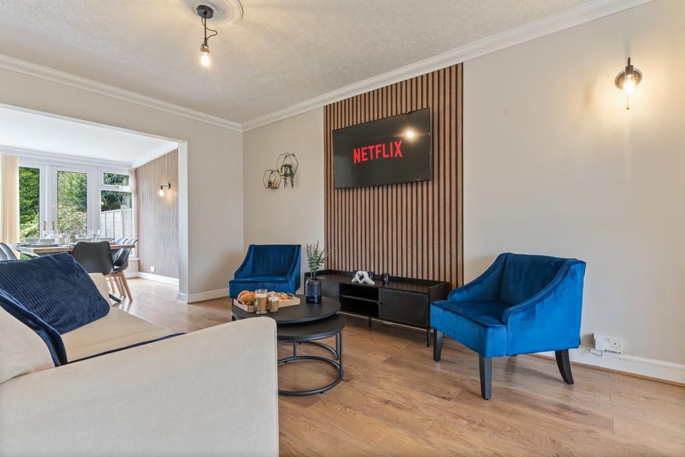 Van Parking - 3 Bedroom Home 4 or 6 Beds - Fantastic House NR Edgbaston Moseley Digbeth Lawley Middleway Curzon Street- Solihull-NEC-JLR-BHX and More - by Samina Arz Stays House in Shirley