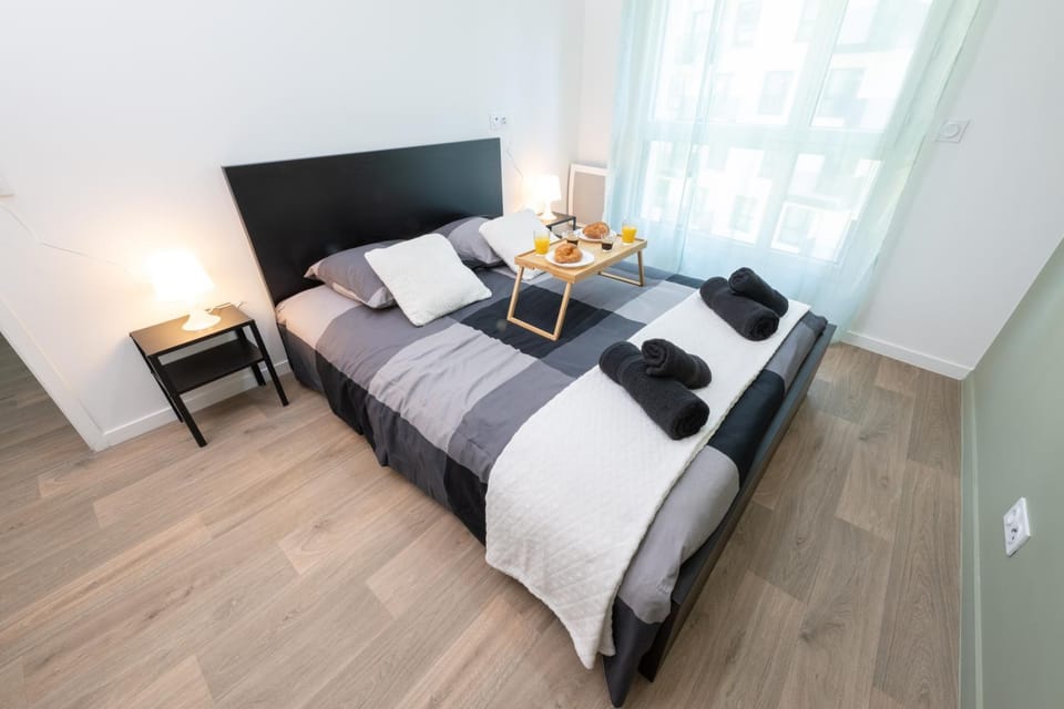 Bed, Photo of the whole room, Bedroom, towels