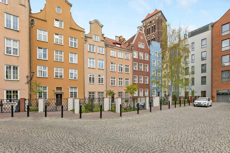 Property building, Facade/entrance, Day, Neighbourhood, Other, Other, Other, City view, Street view, Location, Parking