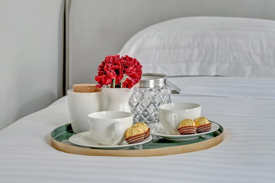 Bed, Coffee/tea facilities, Food and drinks, Photo of the whole room, Bedroom, Food, Breakfast, Continental breakfast